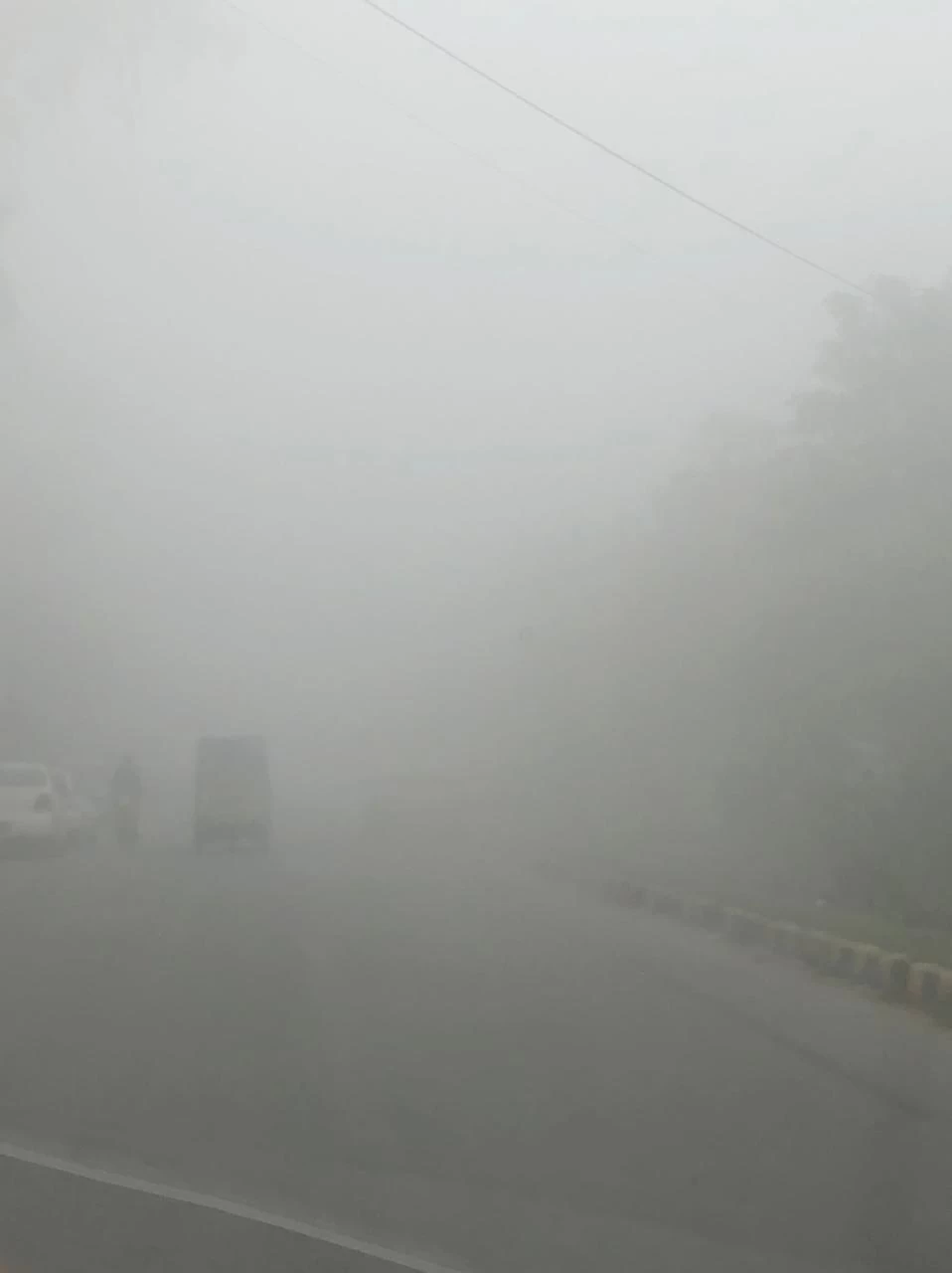Dense fog engulfs Lahore, parts of Punjab
